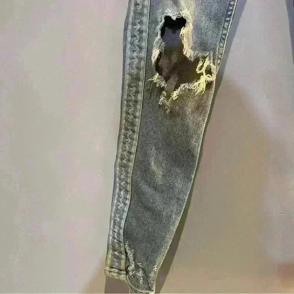 Distressed skinny  Jean - Picture 2 of 4